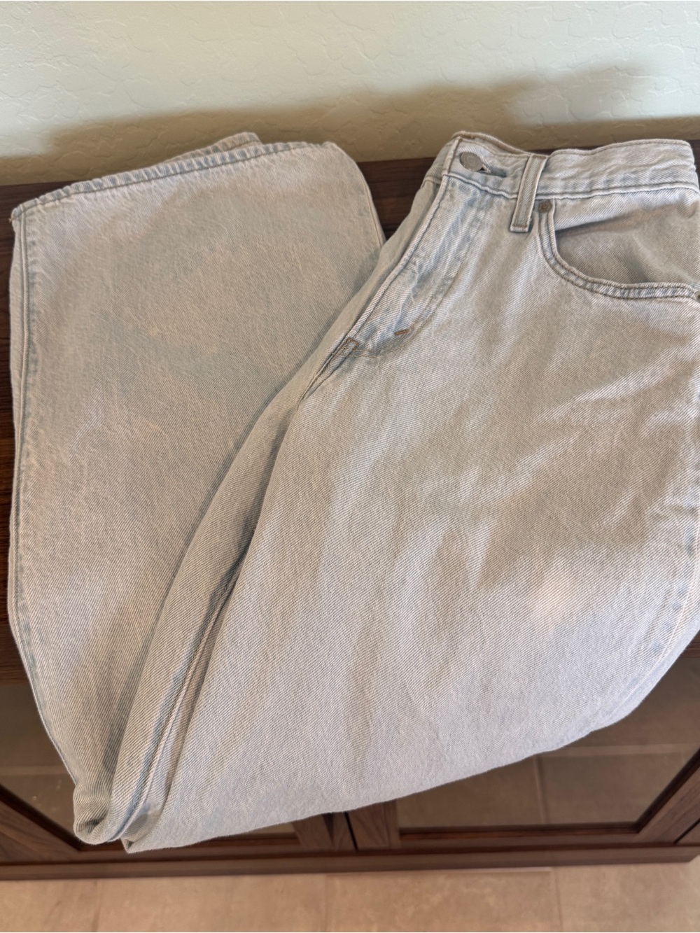 Levi's Women's Cinch Baggy Jeans Light Wash "Never Going To Change" - Picture 2 of 5